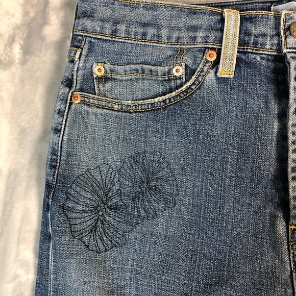Levi's Women's Mini Denim Skirt with Dark Bule Flower Accent Size 8 - Picture 2 of 10